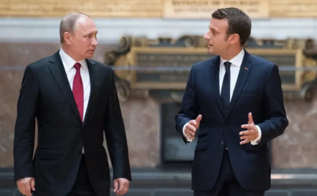Emmanuel Macron en Russie : regards croisés de Paris à Saint Pétersbourg