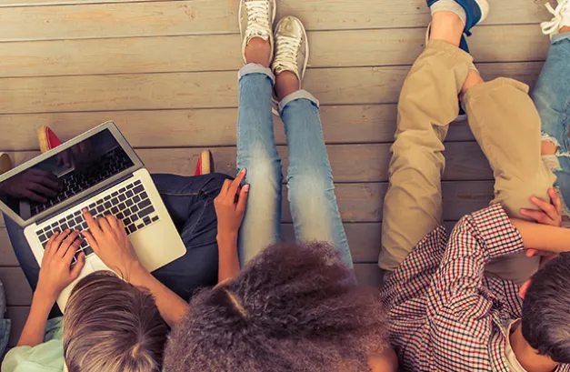 Confinés et connectés : comment protéger les ados des risques liés à Internet ? 